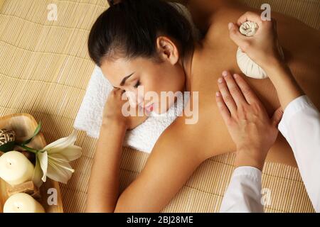 Giovane donna godendo di massaggio alla schiena in beauty spa salone Foto Stock