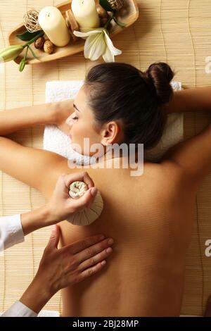 Giovane donna godendo di massaggio alla schiena in beauty spa salone Foto Stock