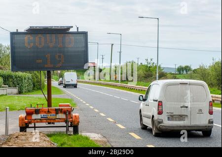 Clonakilty, West Cork, Irlanda. 28 Aprile 2020. Un cartello informativo elettronico Coronavirus/Covid-19 è stato collocato sulla N71 a Clonakilty. Il segno consiglia di distanziare fisicamente. Credit: AG News/Alamy Live News Foto Stock