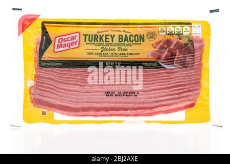 Winneconne, WI - 26 aprile 2020: Un pacchetto di pancetta tacchino Oscar Mayer su uno sfondo isolato. Foto Stock