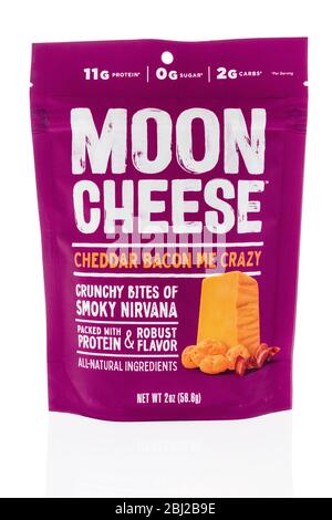 Winneconne, WI - 26 aprile 2020: Un pacchetto di merende al formaggio Moon su uno sfondo isolato. Foto Stock