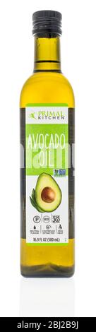 Winneconne, WI - 26 aprile 2020: Un pacchetto di olio di avocado Primal Kitchen su un fondo isolato. Foto Stock