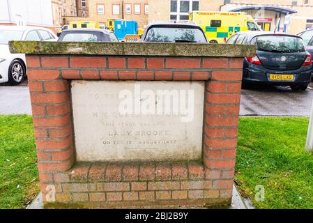 Pietra posata da Lady Brooke al Southend Hospital nel 1887, Essex, Regno Unito. Commemorazione del giubileo d'oro della regina Vittoria. Baia COVID-19, ambulanze Foto Stock