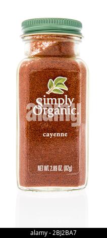 Winneconne, WI - 26 aprile 2020: Un pacchetto di cayenne semplicemente organico su uno sfondo isolato. Foto Stock