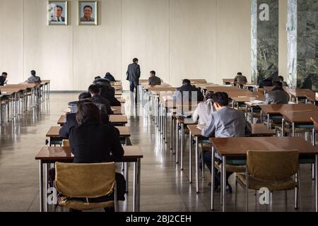 Pyongyang / DPR Corea - 12 novembre 2015: Studenti alla Grand People's Study House, un centro educativo aperto a tutti i nordcoreani a Pyongyang, N. Foto Stock