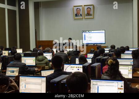 Pyongyang / DPR Corea - 12 novembre 2015: Studenti che imparano la programmazione in una sala di studio al computer presso la Grand People's Study House, un ce educativo Foto Stock