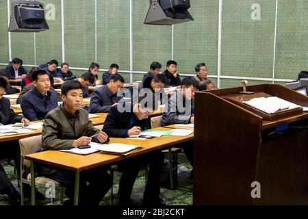 Pyongyang / DPR Corea - 12 novembre 2015: Studenti che imparano la lingua inglese alla Grand People's Study House, un centro educativo aperto a tutti Foto Stock