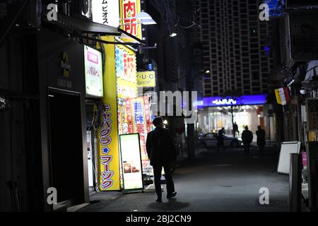 Martedì. 28 Aprile 2020. TOKYO, GIAPPONE - APRILE 28: Un uomo torna a casa vicino alla Stazione di Shimbashi dopo il lavoro nel distretto finanziario di Tokyo, tra le preoccupazioni dell'epidemia di coronavirus COVID-19 di martedì 28 aprile 2020. La scorsa settimana il primo ministro giapponese Shinzo Abe ha dichiarato uno Stato di emergenza a livello nazionale, esortando le persone a rimanere a casa per evitare la diffusione del coronavirus in tutto il paese. (Foto: Richard Atrero de Guzman/AFLO) credito: AFLO Co. Ltd./Alamy Live News Foto Stock