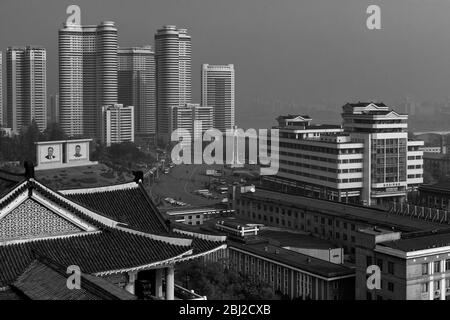 Pyongyang / DPR Corea - 10 novembre 2015: Appartamenti moderni e uffici nel centro di Pyongyang, Corea del Nord Foto Stock