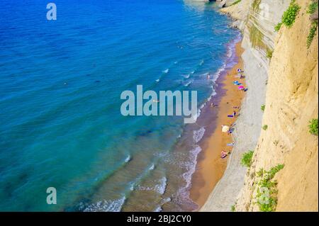 Loggas Beach a Peroulades è una spiaggia paradisiaca a picco roccioso bianco e acque cristalline azzurro a Corfù, vicino a Capo Drastis, Ionian Island Foto Stock