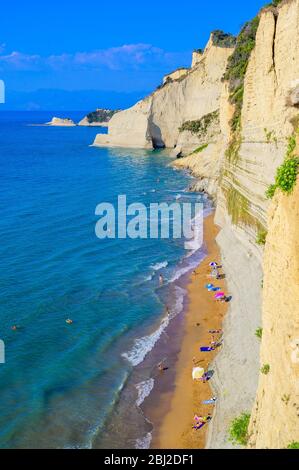 Loggas Beach a Peroulades è una spiaggia paradisiaca a picco roccioso bianco e acque cristalline azzurro a Corfù, vicino a Capo Drastis, Ionian Island Foto Stock