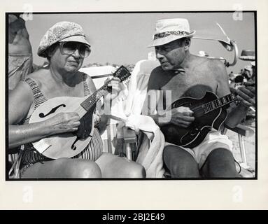 Una coppia di immigrati russi, probabilmente ebrei, sulla spiaggia di Brooklyn gioca una strumentazione etnica. Brighton Beach, 1981. Foto Stock