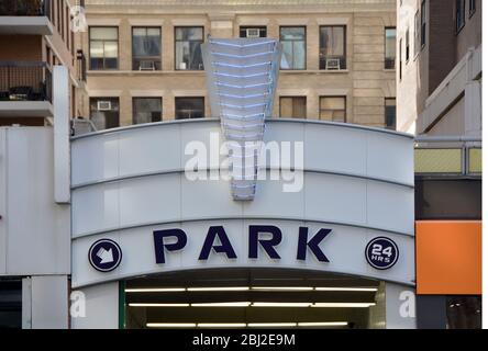 Una facciata Art Deco ad un garage sotterraneo su Broadway & Astor Place nel Greenwich Village, Manhattan, New York City. Foto Stock