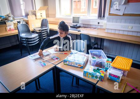 PERMESSO DATO DI FOTOGRAFARE I BAMBINI dei lavoratori chiave si attengono alle regole di distanza sociale mentre frequentano una scuola di hub per gli studenti del centro di Edimburgo alla Drummond Community High School di Edimburgo. Foto Stock