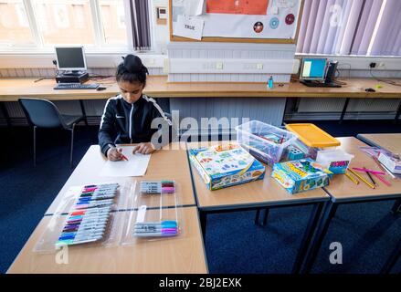 PERMESSO DATO DI FOTOGRAFARE I BAMBINI dei lavoratori chiave si attengono alle regole di distanza sociale mentre frequentano una scuola di hub per gli studenti del centro di Edimburgo alla Drummond Community High School di Edimburgo. Foto Stock