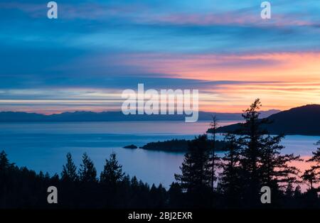 Splendide sfumature rosa e blu illuminano il cielo. Foto Stock