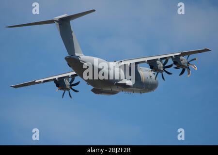 Glasgow, Regno Unito. 28 Aprile 2020. Nella foto: Volo Royal Air Force che gestisce il nuovo aeromobile Airbus 400B visto atterrare e decollo all'aeroporto internazionale di Glasgow durante il blocco esteso Coronavirus (COVID19). Il nuovo Airbus RAF ha sostituito l'obsoleto Hercules C130, che da decenni è stato il cavallo di lavoro per la RAF. Credit: Colin Fisher/Alamy Live News Foto Stock