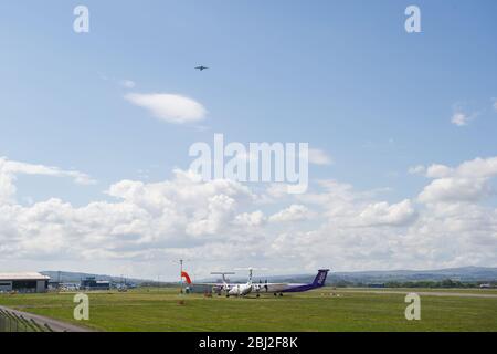 Glasgow, Regno Unito. 28 Aprile 2020. Nella foto: Volo Royal Air Force che gestisce il nuovo aeromobile Airbus 400B visto atterrare e decollo all'aeroporto internazionale di Glasgow durante il blocco esteso Coronavirus (COVID19). Il nuovo Airbus RAF ha sostituito l'obsoleto Hercules C130, che da decenni è stato il cavallo di lavoro per la RAF. Credit: Colin Fisher/Alamy Live News Foto Stock