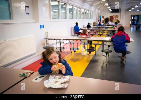 PERMESSO DATO DI FOTOGRAFARE I BAMBINI i bambini dei lavoratori chiave rispettano le regole di distanza sociale mentre frequentano una scuola di hub per gli studenti del centro di Edimburgo alla Drummond Community High School di Edimburgo. Foto Stock