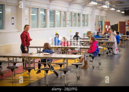 PERMESSO DATO DI FOTOGRAFARE I BAMBINI i bambini dei lavoratori chiave rispettano le regole di distanza sociale mentre frequentano una scuola di hub per gli studenti del centro di Edimburgo alla Drummond Community High School di Edimburgo. Foto Stock