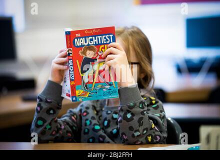 PERMESSO DATO DI FOTOGRAFARE I BAMBINI dei lavoratori chiave si attengono alle regole di distanza sociale mentre frequentano una scuola di hub per gli studenti del centro di Edimburgo alla Drummond Community High School di Edimburgo. Foto Stock