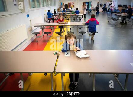 PERMESSO DATO DI FOTOGRAFARE I BAMBINI i bambini dei lavoratori chiave rispettano le regole di distanza sociale mentre frequentano una scuola di hub per gli studenti del centro di Edimburgo alla Drummond Community High School di Edimburgo. Foto Stock