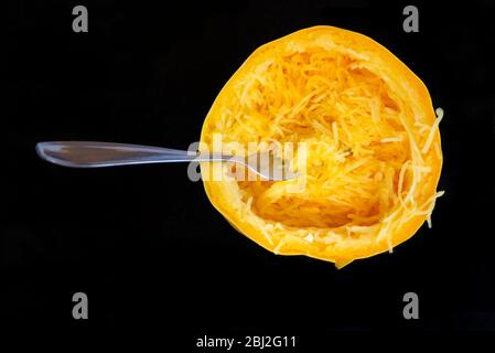 Uno spaghetti cotto, dimezzato, separato in trefoli con una forchetta. Foto Stock