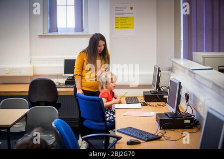 PERMESSO DATO DI FOTOGRAFARE I BAMBINI dei lavoratori chiave si attengono alle regole di distanza sociale mentre frequentano una scuola di hub per gli studenti del centro di Edimburgo alla Drummond Community High School di Edimburgo. Foto Stock