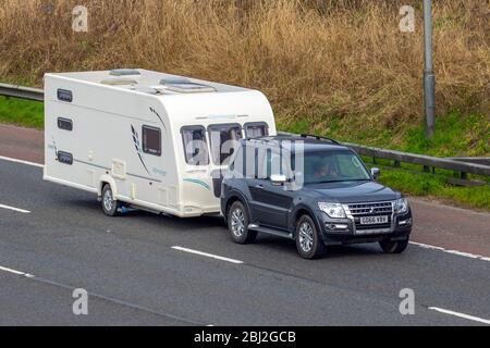 2016 grigio Mitsubishi Shogun Warrior DI-D SWB A trainante Olympus Tech caravan bodyshell; veicoli veicolare in movimento, veicolo guida su strade britanniche, motori, motorizzazione sulla M6 autostrada Foto Stock