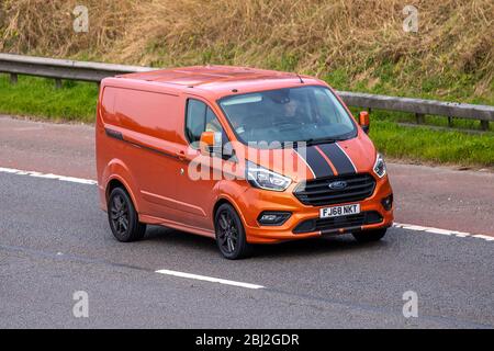 2018 arancione Ford Transit Custom 290 Sport; veicoli veicolari in movimento, veicolo di guida su strade britanniche, motori, motorizzazione sulla autostrada M6 Foto Stock