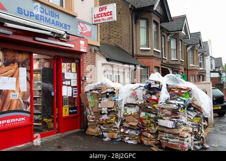 Chalvey, Slough, Berkshire, Regno Unito. 28 aprile 2020. Pile di riciclaggio impilate ordinatamente attende lo smaltimento al di fuori di un supermercato polacco a Chalvey, Slough durante il blocco Pandemic Coronavirus. A Slough sono attualmente aperti solo lo smaltimento dei rifiuti commerciali provenienti dalle aziende coinvolte nella fornitura di servizi critici. Credit: Maureen McLean/Alamy Live News Foto Stock