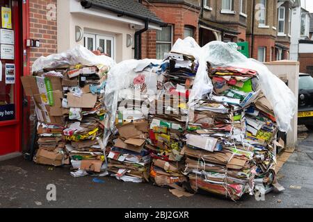 Chalvey, Slough, Berkshire, Regno Unito. 28 aprile 2020. Pile di riciclaggio impilate ordinatamente attende lo smaltimento al di fuori di un supermercato polacco a Chalvey, Slough durante il blocco Pandemic Coronavirus. A Slough sono attualmente aperti solo lo smaltimento dei rifiuti commerciali provenienti dalle aziende coinvolte nella fornitura di servizi critici. Credit: Maureen McLean/Alamy Live News Foto Stock
