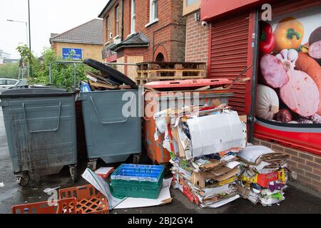 Chalvey, Slough, Berkshire, Regno Unito. 28 aprile 2020. Pile di riciclaggio impilate ordinatamente attende lo smaltimento al di fuori di un supermercato polacco a Chalvey, Slough durante il blocco Pandemic Coronavirus. A Slough sono attualmente aperti solo lo smaltimento dei rifiuti commerciali provenienti dalle aziende coinvolte nella fornitura di servizi critici. Credit: Maureen McLean/Alamy Live News Foto Stock