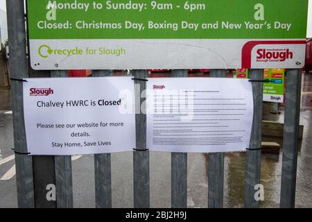 Chalvey, Slough, Berkshire, Regno Unito. 28 aprile 2020. Il Centro di riciclaggio e rifiuti domestici Chalvey è stato chiuso al pubblico dal 7 aprile 2020 a seguito del blocco Pandemic Coronavirus. Secondo i comunicati stampa, il primo ministro Boris Johnson dovrebbe annunciare che i consigli sui rifiuti domestici potrebbero riaprire da questo fine settimana. Credit: Maureen McLean/Alamy Live News Foto Stock