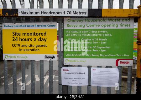 Chalvey, Slough, Berkshire, Regno Unito. 28 aprile 2020. Il Centro di riciclaggio e rifiuti domestici Chalvey è stato chiuso al pubblico dal 7 aprile 2020 a seguito del blocco Pandemic Coronavirus. Secondo i comunicati stampa, il primo ministro Boris Johnson dovrebbe annunciare che i consigli sui rifiuti domestici potrebbero riaprire da questo fine settimana. Credit: Maureen McLean/Alamy Live News Foto Stock
