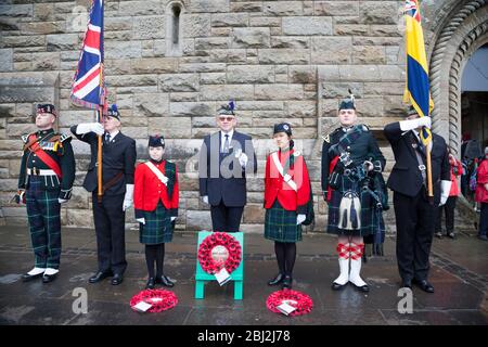 Alunni della Queen Victoria School, Dunlane, Scozia, al memoriale di Arras in uniforme completa. Foto Stock