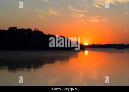 Alba sul tranquillo fiume Zambesi vicino alle Cascate Victoria, Zimbabwe Foto Stock