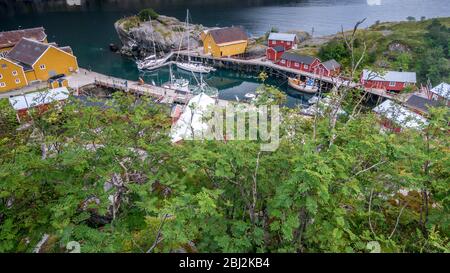 Norvegia, in estate, isole Lofoten, in bicicletta con 2 bambini piccoli, Foto Stock