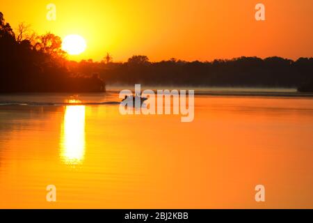 Alba sul tranquillo fiume Zambesi vicino alle Cascate Victoria, Zimbabwe Foto Stock