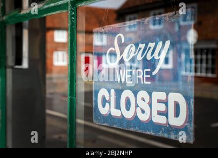 Segno chiuso nella vetrina di un negozio. Foto Stock