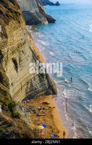 Loggas Beach a Peroulades è una spiaggia paradisiaca a picco roccioso bianco e acque cristalline azzurro a Corfù, vicino a Capo Drastis, Ionian Island Foto Stock