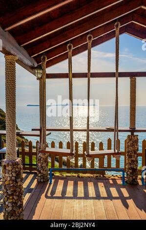 Loggas Beach a Peroulades è una spiaggia paradisiaca a picco roccioso bianco e acque cristalline azzurro a Corfù, vicino a Capo Drastis, Ionian Island Foto Stock