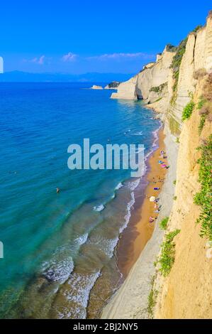 Loggas Beach a Peroulades è una spiaggia paradisiaca a picco roccioso bianco e acque cristalline azzurro a Corfù, vicino a Capo Drastis, Ionian Island Foto Stock