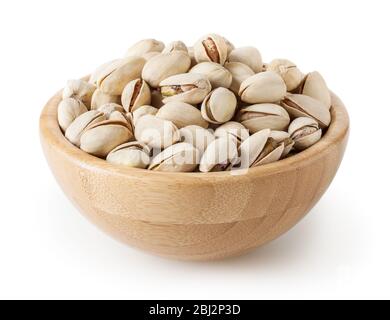 Pistacchi salati in ciotola di legno isolato su sfondo bianco con tracciato di ritaglio Foto Stock