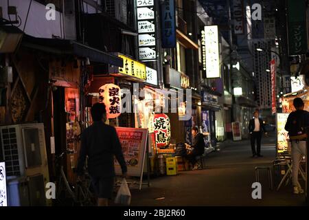 Martedì. 28 Aprile 2020. TOKYO, GIAPPONE - APRILE 28: La gente è vista vicino ai ristoranti a Shimbashi dopo il lavoro nel distretto finanziario di Tokyo tra le preoccupazioni dell'epidemia di coronavirus COVID-19 martedì 28 aprile 2020. La scorsa settimana il primo ministro giapponese Shinzo Abe ha dichiarato uno Stato di emergenza a livello nazionale, esortando le persone a rimanere a casa per evitare la diffusione del coronavirus in tutto il paese. (Foto: Richard Atrero de Guzman/AFLO) credito: AFLO Co. Ltd./Alamy Live News Foto Stock