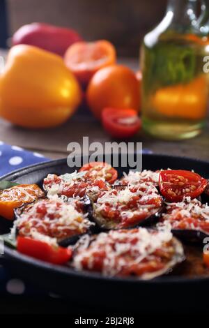 Verdure cotte in padella su tovagliolo Foto Stock
