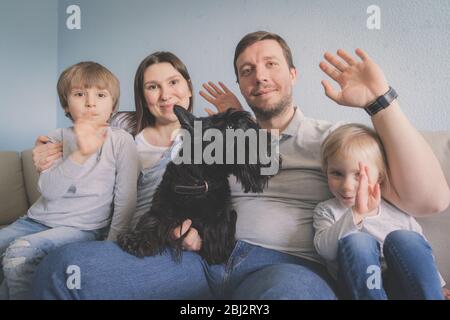 La famiglia effettua videochiamate da casa Foto Stock