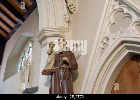 Architettura di rinascita gotica Santa Trinità Chiesa Cattolica Romana, 41 Brook Green, Hammersmith, Londra W6 7BL di William Wardell Joseph Hansom Foto Stock