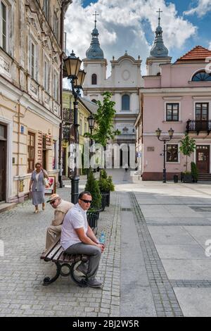 Chiesa gesuita vista da Rynek (Piazza della Città) a Piotrkow Trybunalski, Mazovia Occidentale, Polonia Foto Stock