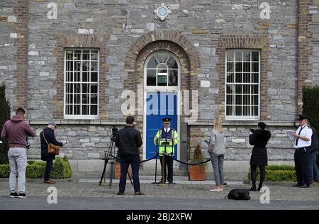 Il commissario del Garda Drew Harris (centro) durante una conferenza stampa fuori dalla sede del Garda a Dublino. Foto Stock